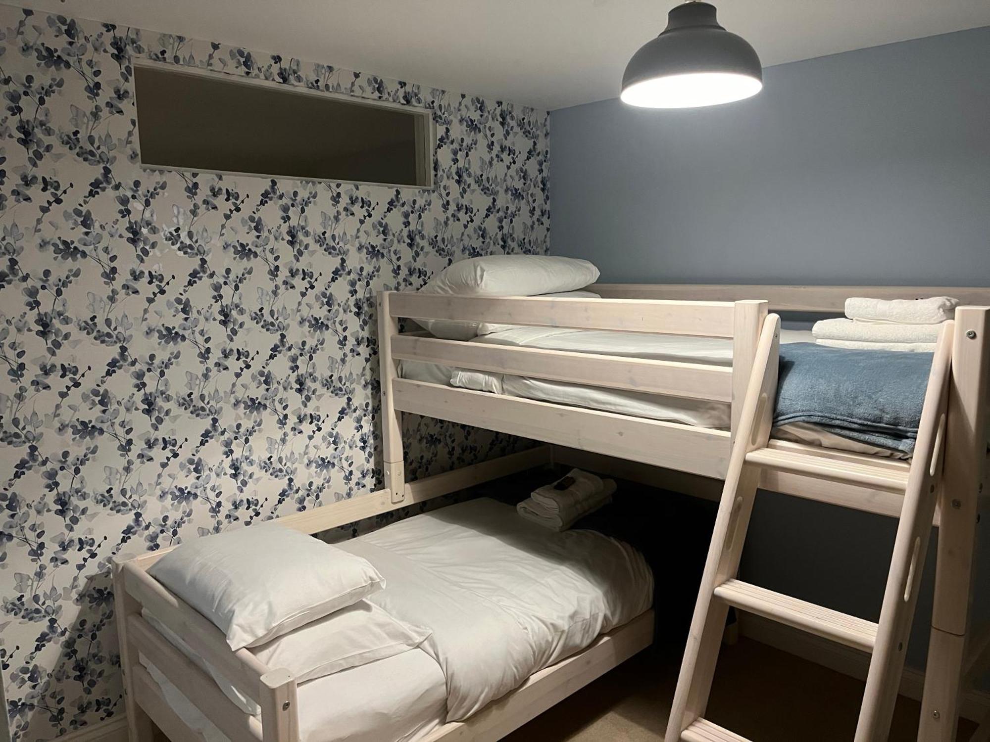 Apartamento With Private Garden